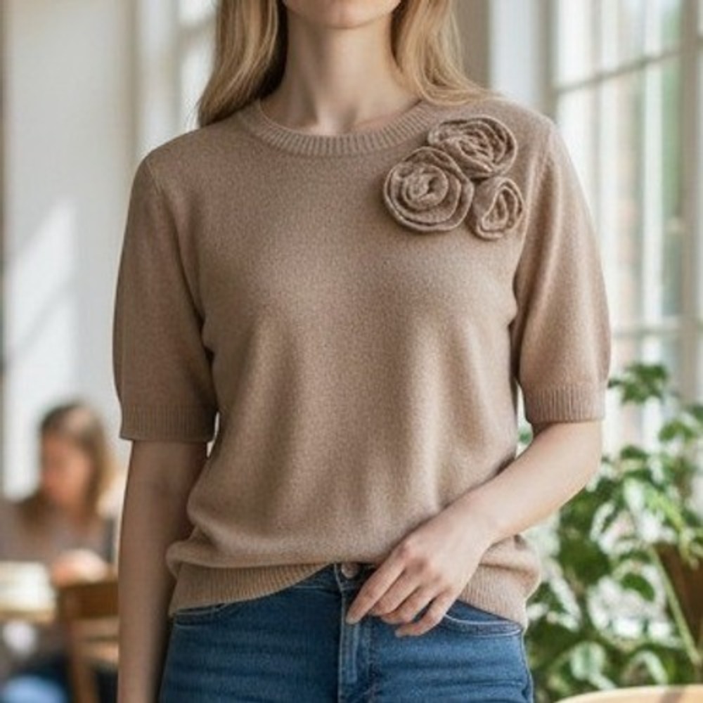 Liz Claiborne Sweater M Women Tan Excellent Floral Rosette Short Sleeve Knit